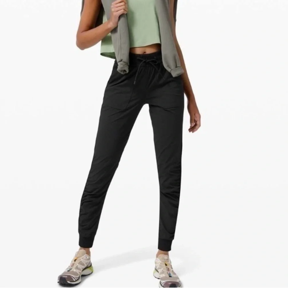 Lululemon Beyond the Studio Jogger Black Size 8
